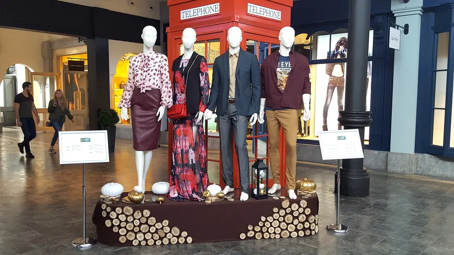 Декор рекламной тумбы в "Аутлет Черная Грязь", Москва.