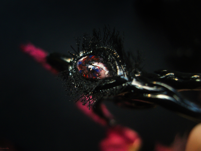 Серьги-крылышки "Вне времени" по мотивам фантастического фильма "Эон Флакс"