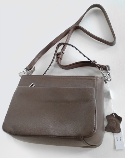 (АРТИКУЛ: 8818/1) СУМКА КЛАТЧ ЖЕНСКАЯ НЕБОЛЬШАЯ, НАТУРАЛЬНАЯ КОЖА, С ДВУМЯ НАРУЖНЫМИ КАРМАНАМИ, ТЕМНО-БЕЖЕВАЯ "МОККО", РЕМЕНЬ ЧЕРЕЗ ПЛЕЧО