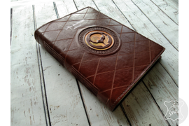 Кожаный ежедневник - оригинальный подарок ко дню рождения или торжеству, выполнен из темно-коричневой натуральной телячьей кожи с тиснением рисунка