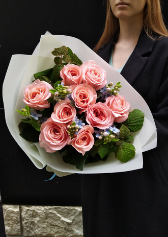 Букет из розовых роз, пионовидные садовые розы, оксипеталум (незабудки), малина. Стильный авторский