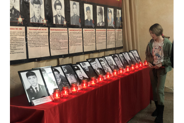 «Нам жить и помнить» – выставка фотографий Кулундинцев погибших в ходе специальной военной операции. 