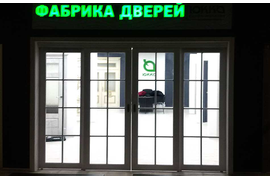 Раздвижная дверь со стеклом на входе