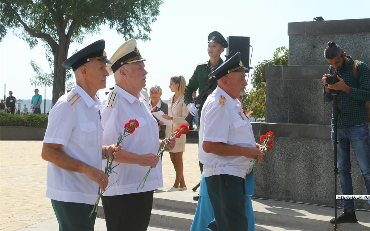 Смотрящий керчи. Гора Митридат в Керчи возложение цветов. День города в Керчи. Обелиск славы в Керчи реконструкция. Праздник 9 мая город герой Керчь.