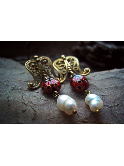 Весенние серьги с божьими коровками, жемчугом и филигранью &quot;Ледибаг&quot;