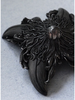 Готическая брошь-цветок "Шар Судьбы" из коллекции "Рейвенсвуд"