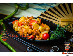 Свинина в кляре в кисло-сладком соусе с ананасами 菠萝咕咾肉 350гр