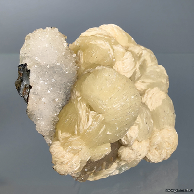 Стильбит двух генераций и кальцит на кварце. 55*52*30мм