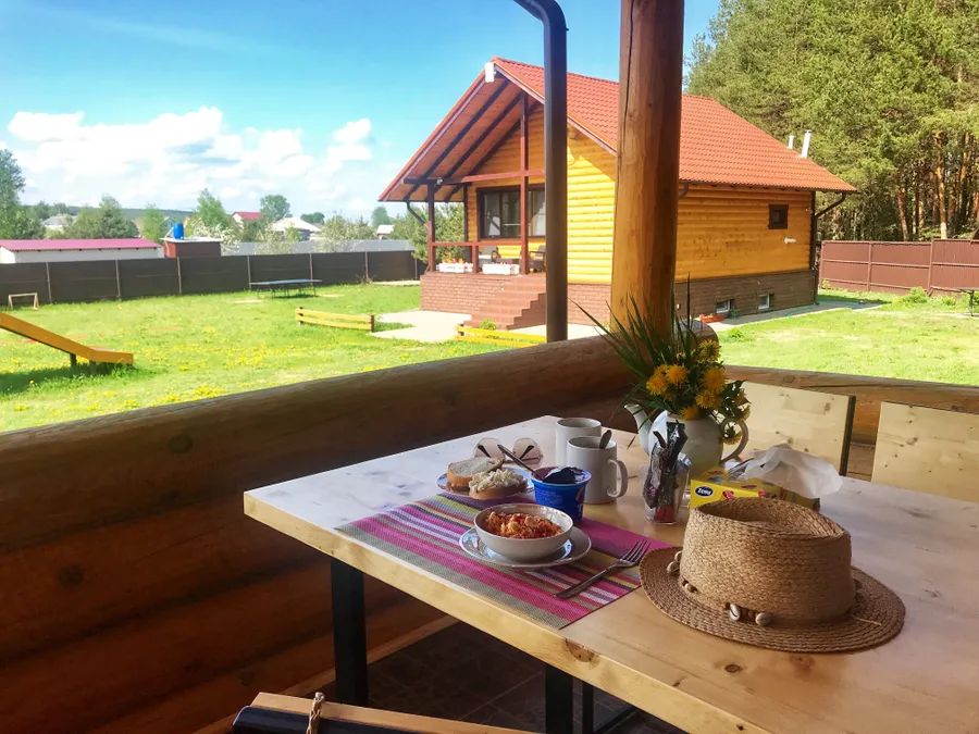 У дома имеется большая уличная веранда , где может разместится большая компания