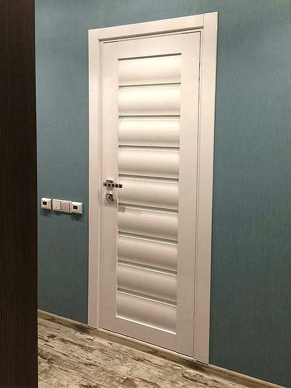 Дверь в коридоре