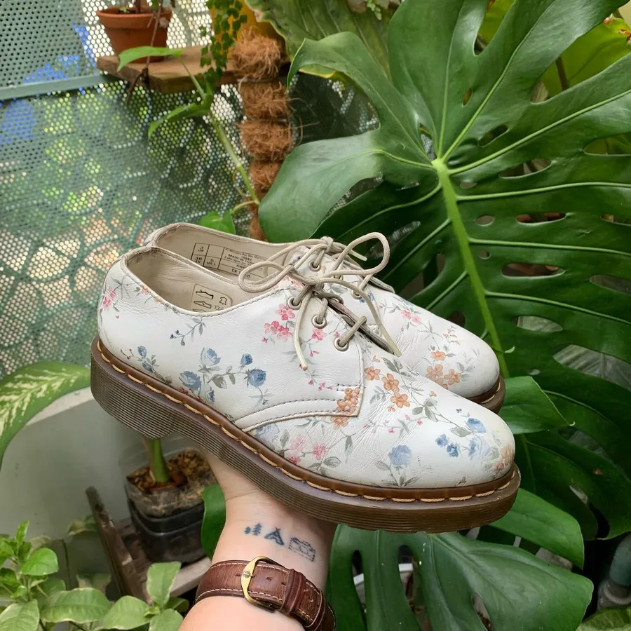 Стильные белые женские полуботинки DR. Martens из натуральной кожи украсят любой образ. Представлены в размерном ряде от 36 до 41 размера.