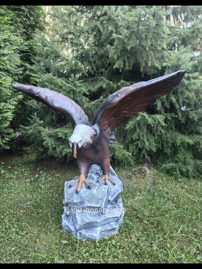 ОРЕЛ гордый на скале  - символ власти, могущества, непобедимости и силы. 115*105*80см  9,5кг  полистоун Россия 14298/016758