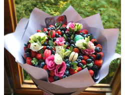 Ягодный букет с макарунами