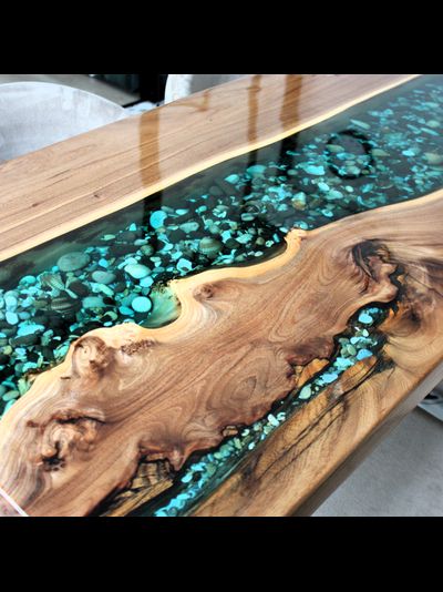 стол река из эпоксидной смолы с речным дном для студии