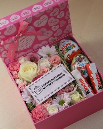 Квадратная розовая коробочка с киндерами и цветами