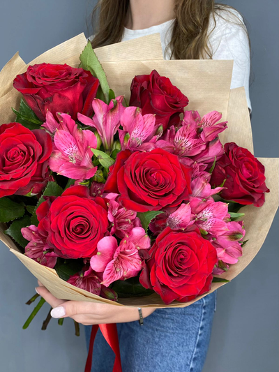 Букет из роз и альстромерий "Для любимой"