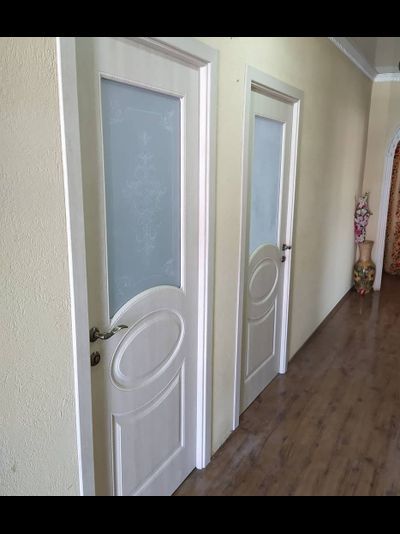 МОДЕЛЬ КАТЕРИНА-1. ДУБ БЕЖЕВЫЙ КРЕМ/ СТЕКЛО ХУДОЖЕСТВЕННОЕ