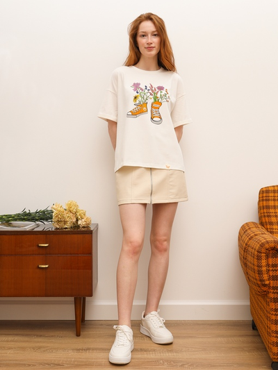 Женская футболка светлая "Цветочные кеды"