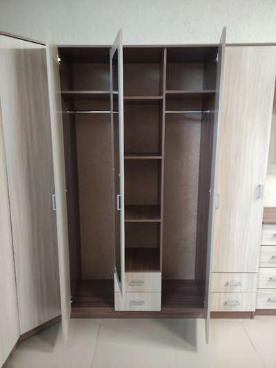 Шкаф распашной  3-х дверный "Тополь" с зеркалом  1200 мм (Бр)