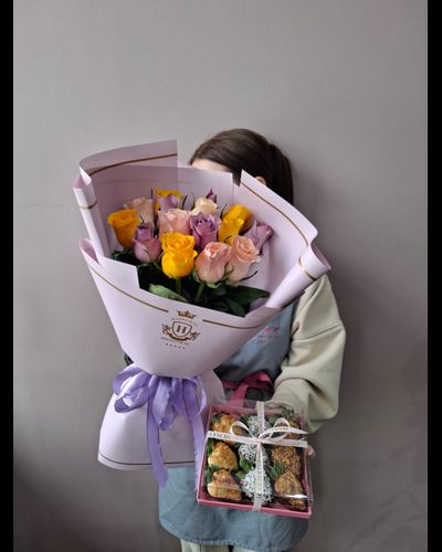 15 роз 40 см и клубника