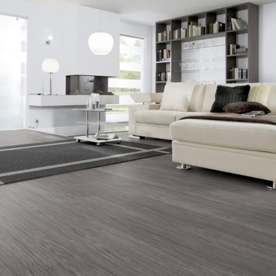 Биополы Purline Wineo 1500 Wood L Supreme Oak Grey PL070C в интерьере гостиной