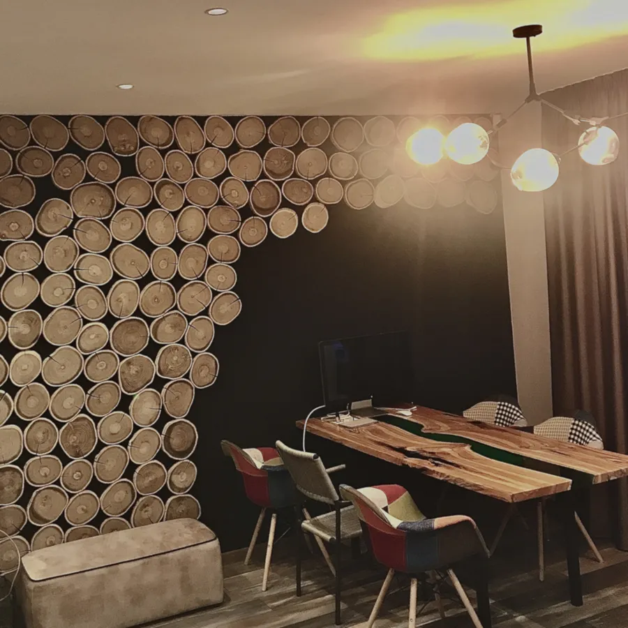 Оформление стены спилами акации, частный интерьер, г.Екатеринбург. Работа spilcenter.com