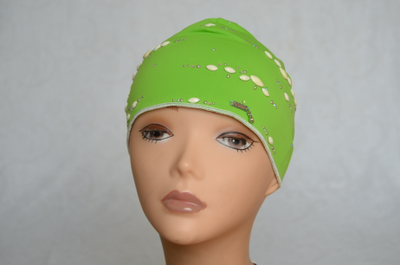 Итальянская шапка зеленого цвета из лайкры фото
