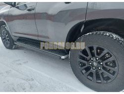 Защита штатного порога сбоку с покрытием "раптор" Папа Тюнинг d42 для Toyota Land Cruiser Prado 150 2017-