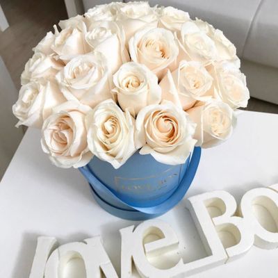 Букет в шляпной коробке с розами S