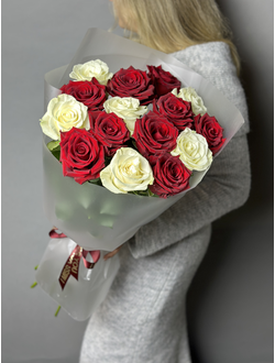 Букет из 15 красно-белых высоких роз (80 см )