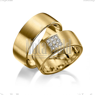 Классические широкие обручальные кольца из желтого золота с квадратом из девяти бриллиантов в женско
