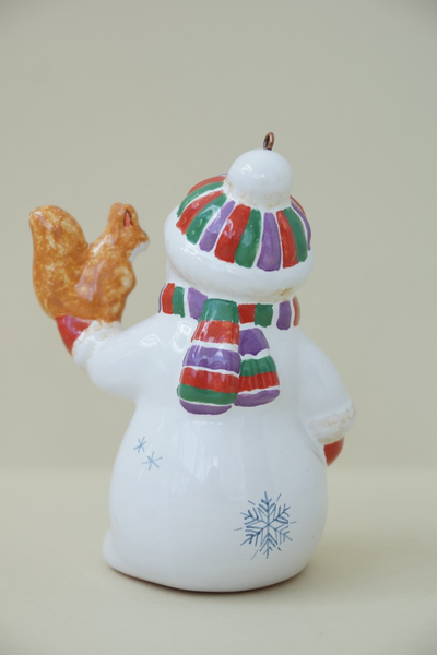 Снеговик с белкой