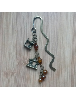 Книжная закладка "Для рукодельницы" в винтажном стиле с натуральным агатом и швейными элементами