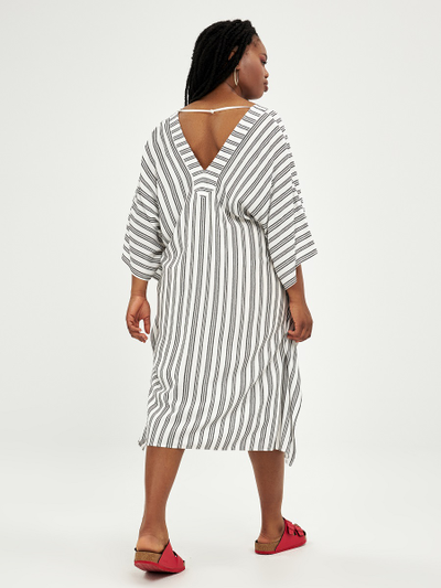 Эффектное летнее платье в полоску