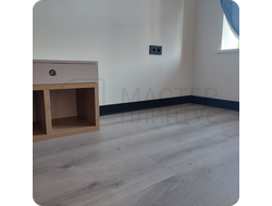 Плинтус алюминиевый ПЛ-80 Черный в интерьере 10