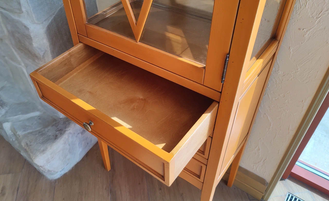 Узкая витрина с тремя ящиками, апельсин.