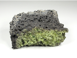 Хризолит (Перидот, Оливин) кристаллы на породе, США (74*46*33 мм, 135 г) №27234