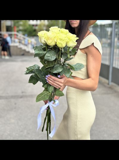 7 белых эквадорских роз 80 см