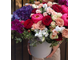 Огромный букет в шляпной коробке из пионов, гортензии, орхидей, роз капучино и кустовых роз