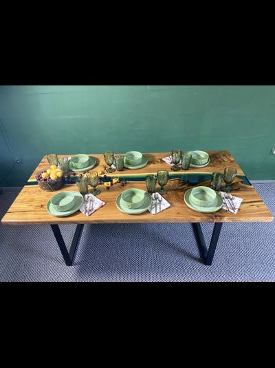 стол-река с эпоксидной смолой цвета морской волны