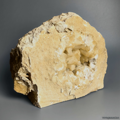 Кальцит, жеода в породе. Россия. 270*210*130мм