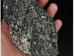 Актинолит в белом тальке, необработанный, дикий образец, Россия, Северный Кавказ, КЧР (154*61*50 мм, 743 г) №37778