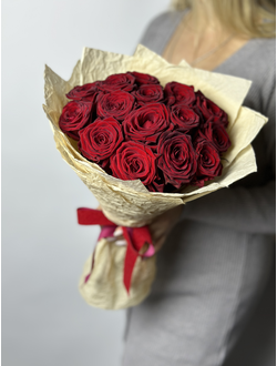 Букет из 15 красных ароматных роз в крафте