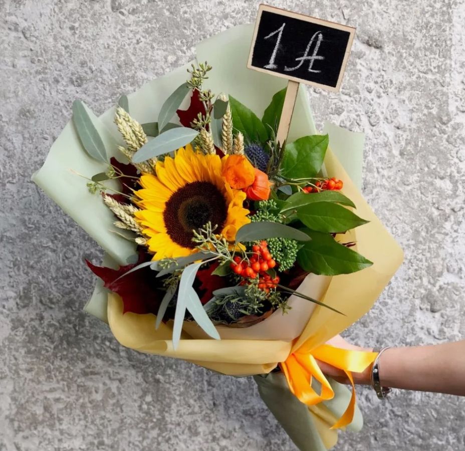 Яркий школьный букет на 1 сентября для Ростова