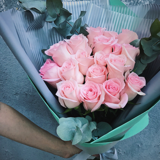 Букет из 19 высоких розовых роз