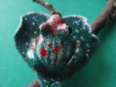 "Сердце Изумрудного леса", брошь с лягушкой (скульптурная миниатюра)