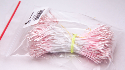 Тычинки тонкие  около 400 нитей , двусторонние , нежно-розовый