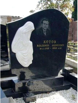 Гранитный памятник на могилу с барельефом скорбящей