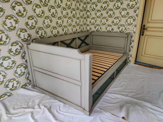 Кровать, в виде софы на прямом цоколе с двумя ящиками.