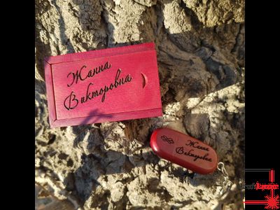 Деревянная флешка в футляре с гравировкой